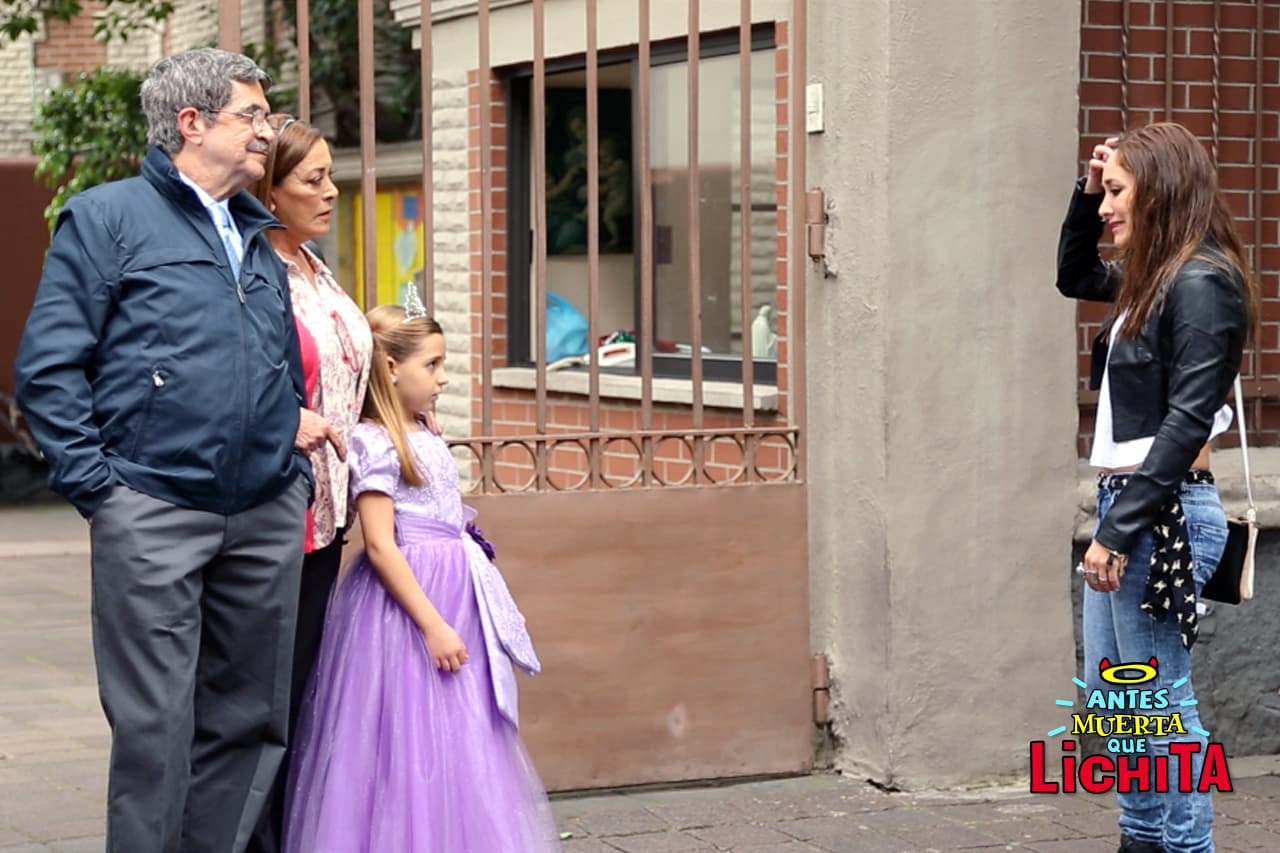 Después de haber pasado una noche de parranda con sus amigos, Magos llega demasiado tarde al festival de Ximena, causando una vez más la decepción de su hija.