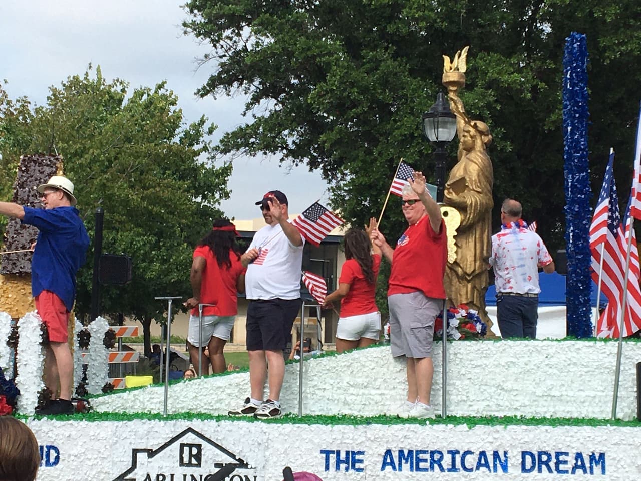 El centro de la ciudad de Arlington nuevamente fue el lugar designado para el desfile anual
<a href="https://www.univision.com/local/dallas-kuvn/5-lugares-para-celebrar-este-4-de-julio-con-eventos-y-espectaculos-de-luces-norte-de-texas-fotos">del Día de la Independencia de el país.</a>
<br>