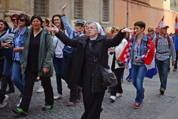 Han hecho que Roma y la Ciudad del Vaticano estén abarrotadas de cientos de miles de peregrinos, turistas y delegaciones oficiales.