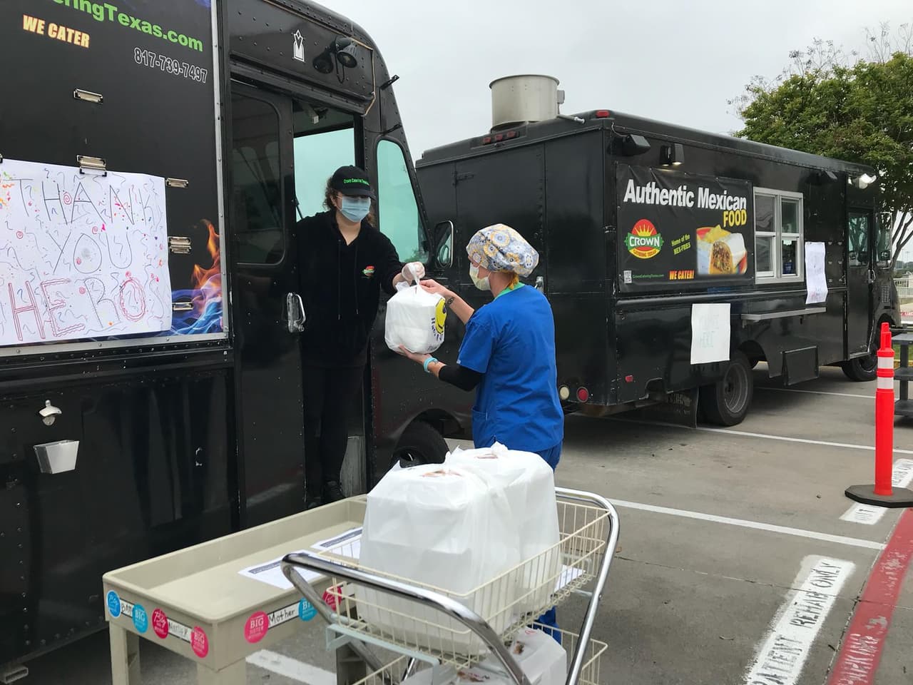 Familia hispana regala comida a trabajadores que combaten el coronavirus en hospital del norte de Texas