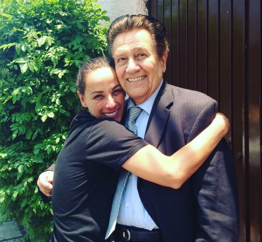 En julio de 2015, la actriz perdió a su padre a causa del cáncer.