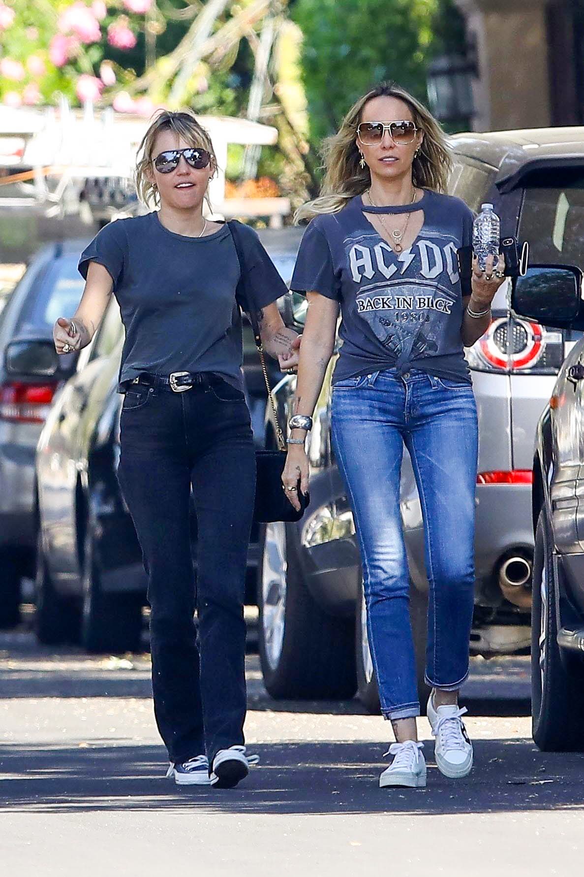 En las imágenes madre e hija vistieron muy relajadas con jeans, t-shirts y tenis.