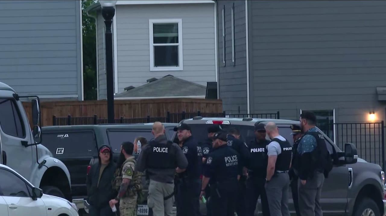 Rescatan a mujer retenida tras más de 24 horas en vivienda de Aubrey y arrestan al sospechoso