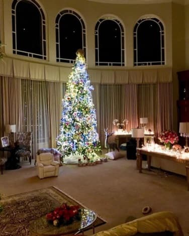 Britney Spears compartió el enorme árbol y la decoración de su mansión.