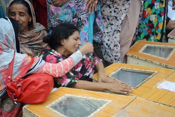 Pakistán amaneció conmocionado por la peor matanza cometida por los talibanes contra la comunidad cristiana, que costó la vida a más de ochenta personas y pone en jaque la estrategia de diálogo del Gobierno con los radicales. El último recuento ha elevado a 82 el número de fallecidos, que aún puede subir dado el estado crítico de varios de los más de 140 heridos ingresados en hospitales de la localidad noroccidental de Pesháwar, en una de cuyas iglesias se produjo la masacre. "No teníamos palabras ante el horror que teníamos delante", explicó hoy a Efe el director de la Liga Interconfesional de Pakistán (APIL), el cristiano Sayid Ishaq, quien visitó ayer junto a diversas autoridades regionales a las víctimas hospitalizadas. "No es solo un atentado contra nuestra minoría, sino también contra la humanidad de este país", dijo Ishaq, quien calificó la situación tras el ataque "como la peor sufrida hasta ahora por los cristianos paquistaníes".