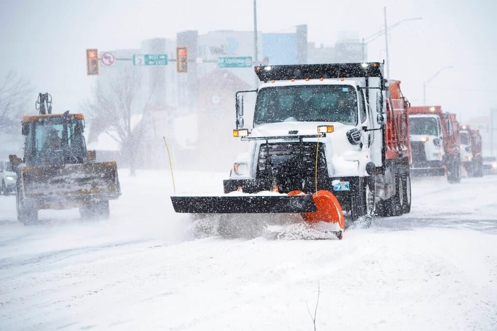 Los vehículos trabajan para despejar una intersección durante una tormenta de invierno el domingo 14 de febrero de 2021 en la ciudad de Oklahoma. El gobernador de Oklahoma, Kevin Stitt, activó unidades de la Guardia Nacional para ayudar a las agencias estatales en 
<b>tareas como el rescate de conductores varados</b>.