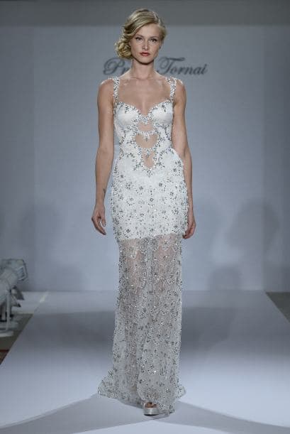 Sus diseños se distinguen por ser muy elaborados y llenos de pequeños detalles como este vestido con pedrería. Sin duda se le vería muy bien a la actriz Anahí.