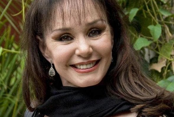 A principios de la década de los 80, Alejandro Camacho sostuvo una relación con la actriz Alma Muriel, con quien llevaba poco más de cuatro años de vivir en unión libre.