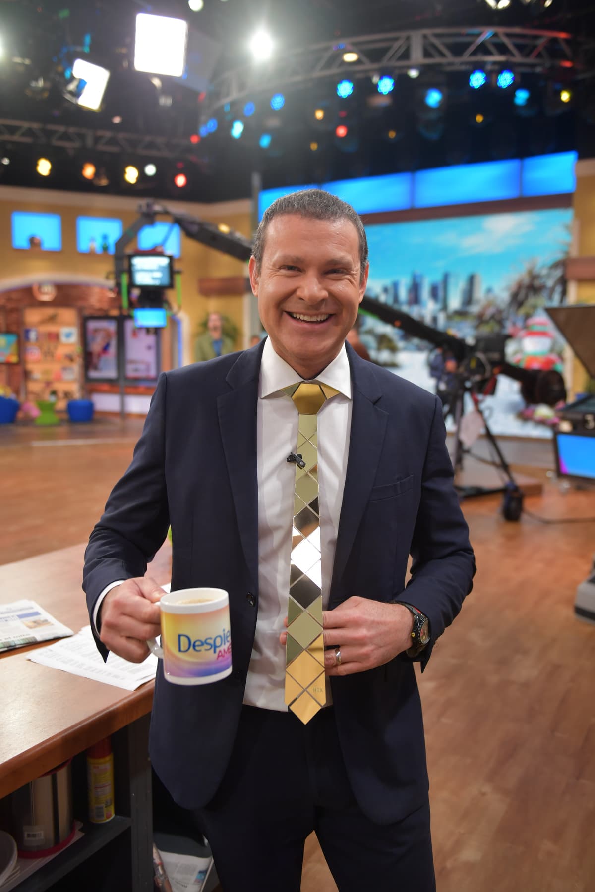 En comerciales, Alan Tacher nos presumió su original corbata.