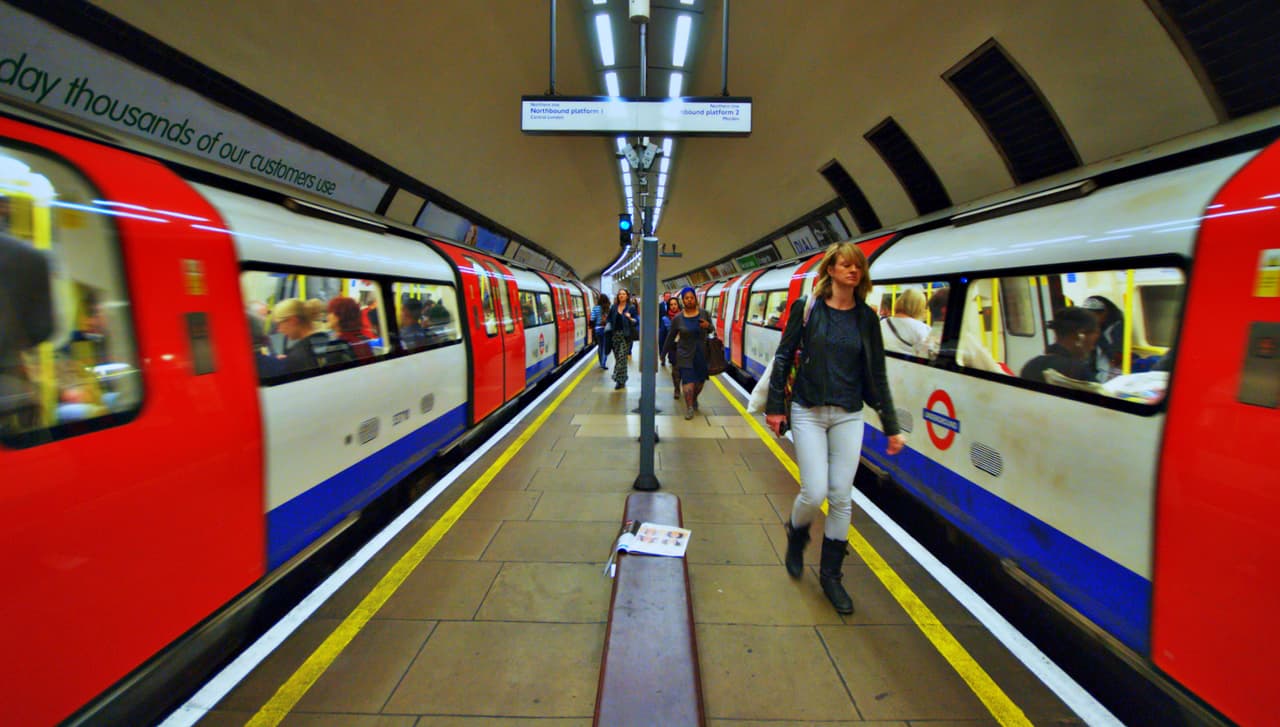 El metro de Londres eliminará la publicidad que fomente el culto al cuerpo