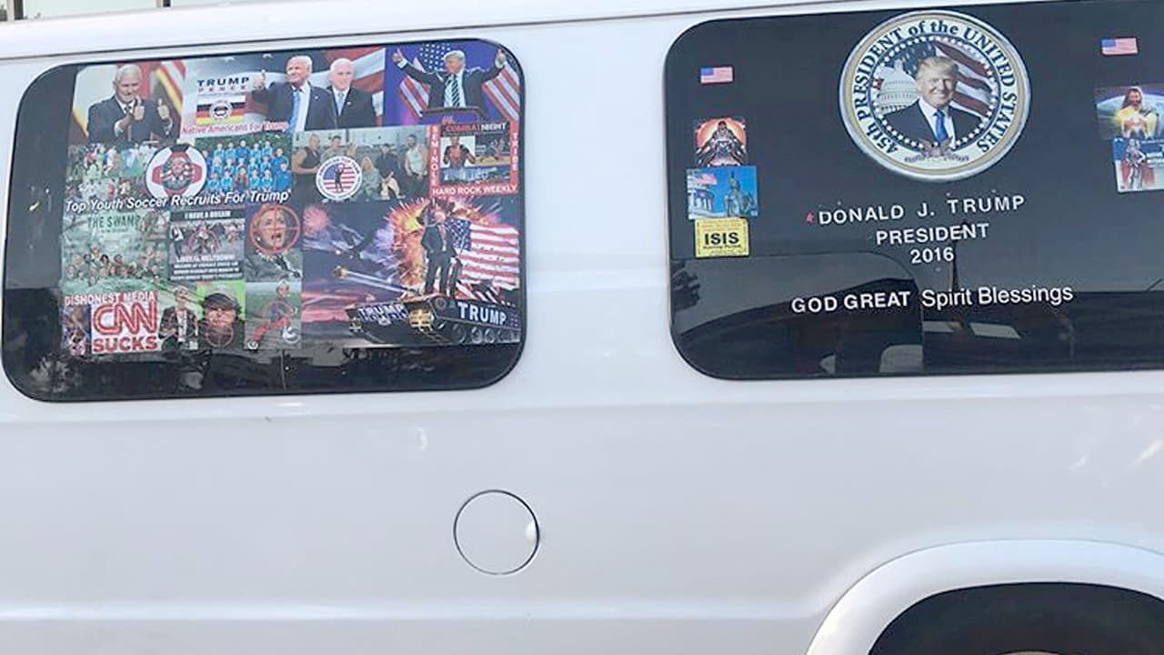 En la van, completamente cubierta de pegatinas, también se aprecian imágenes de American Top Team MMA, un equipo de artes marciales. Con mira en el rostro también aparece Jill Stein, la excandidata presidencial por el Partido Verde.
<b> Todas las personas a las que Sayoc envió explosivos han sido criticadas por Trump.</b>
<br>