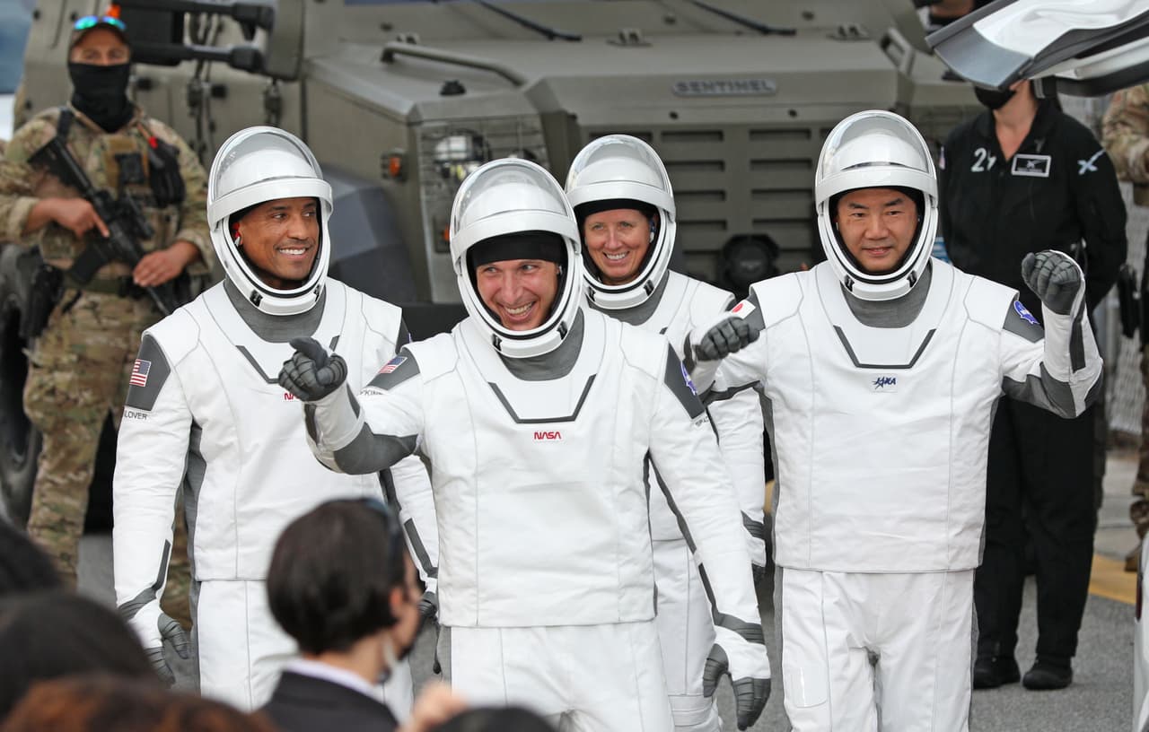Shannon Walker, Victor Glover y Mike Hopkins y JAXA Soichi Noguchi de Japón, son los cuatro astronautas de la misión.