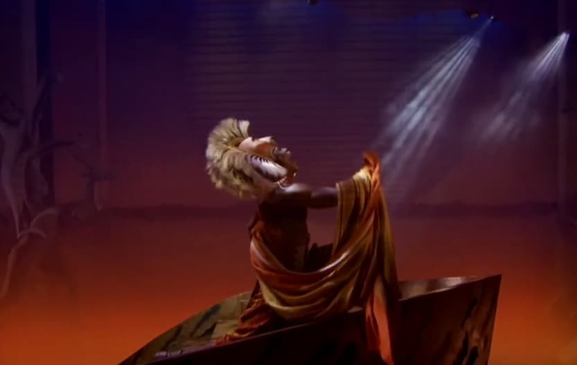 La historia, los actores, el escenario, toda una atmósfera envuelve al teatro cuando la obra está en pleno proceso.