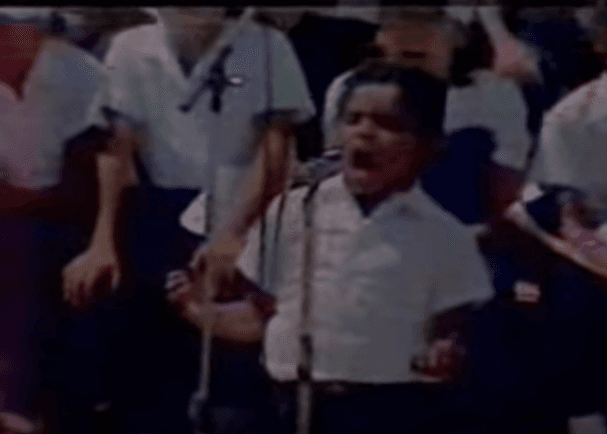 Adrián Guacarán, durante su interpretación ante el papa Juan Pablo II.