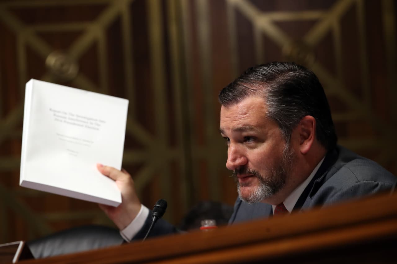Ted Cruz ha sido uno de los defensores más fieles a las acusaciones de "fraude" de Trump, aun cuando han sido rechazadas por más de una treintena de tribunales. El senador ha dicho también que la Corte Suprema "debe escuchar los argumentos" sobre la supuesta trama que, según asegura Trump sin pruebas, hizo que perdiera las elecciones por la mayor diferencia en votación popular en 12 años, votos que dieron al presidente electo Joe Biden 306 votos frente al Colegio Electoral frente a 232 del actual presidente.