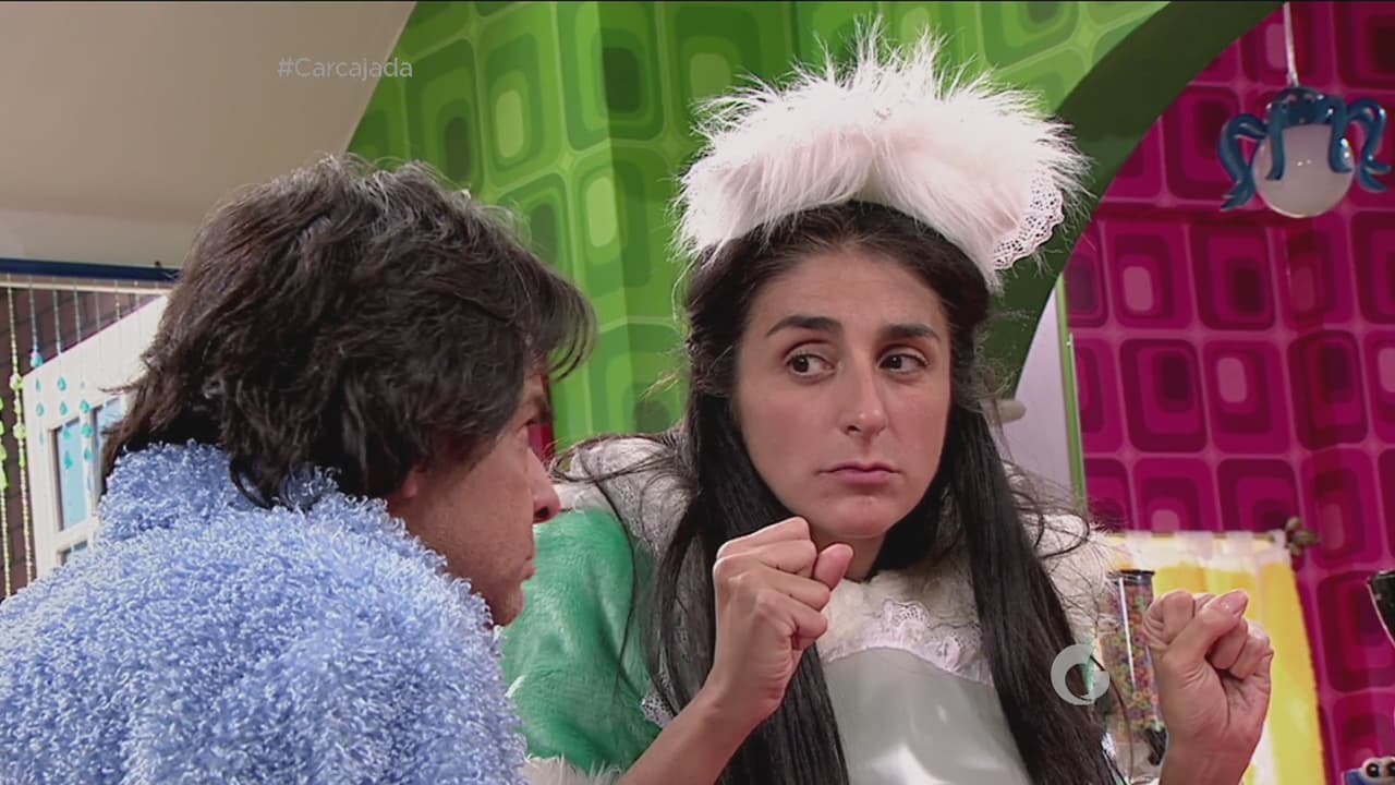 Ella es la sirvienta de 'La Familia P. Luche'... pero una sirvienta de adorno porque esta mujer no hace nada.