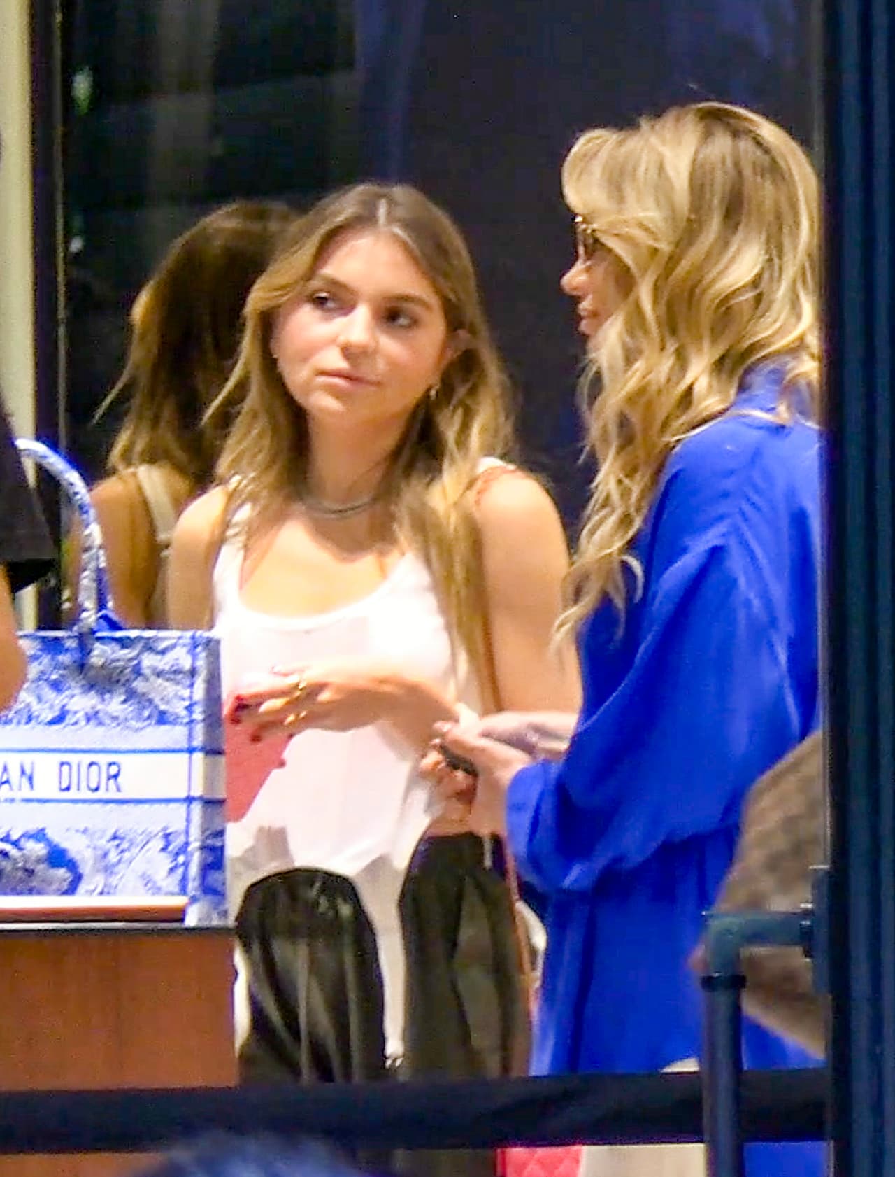 La actriz de 53 años y su hija mayor, Sofía Castro, fueron captadas mientras hacían compras la semana pasada.