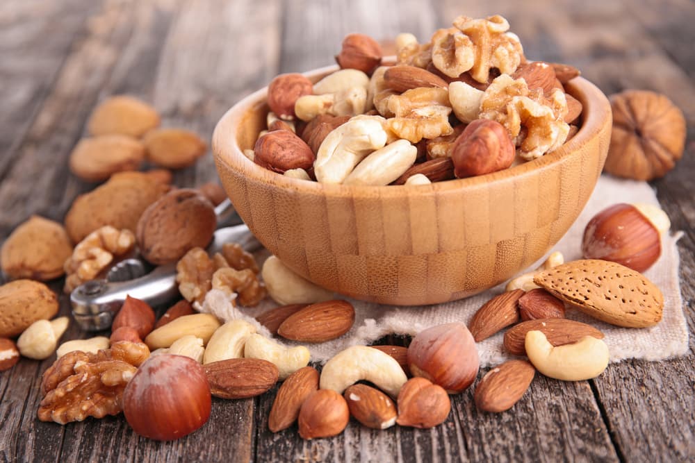 Los frutos secos son ricos en antioxidantes como las vitaminas C y E, las cuales te ayudan a lidiar los radicales libres culpables de las enfermedades degenerativas y el envejecimiento prematuro.