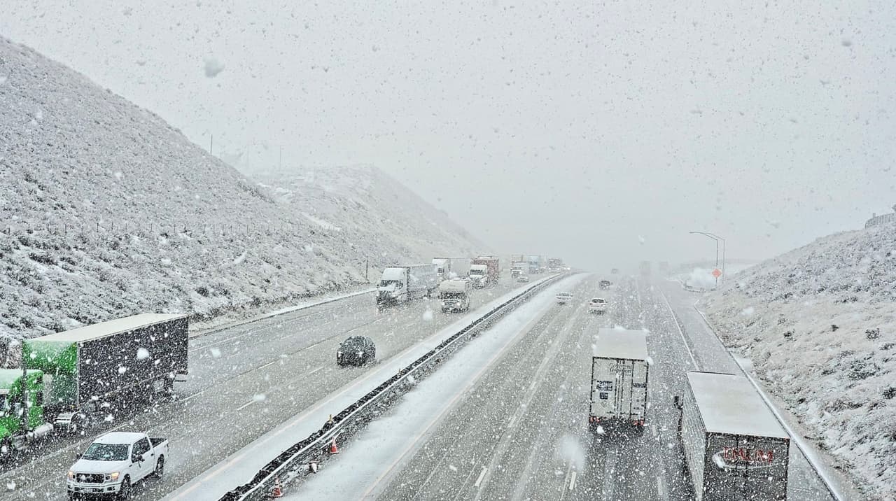 Patrulla de Caminos escolta automovilistas debido a caída de nieve en carretera 5