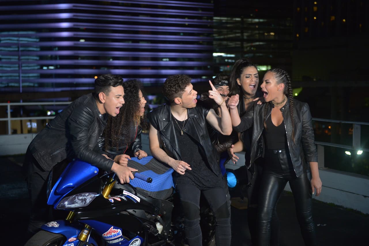 Jorge, Kevin, Garmandy, Aimeé, Megamy y April superaron los obstáculos que se presentaron en los ensayos y en la grabación del videoclip de "Rebelde". El resultado final fue un vídeo con fuerza y mucha pasión.