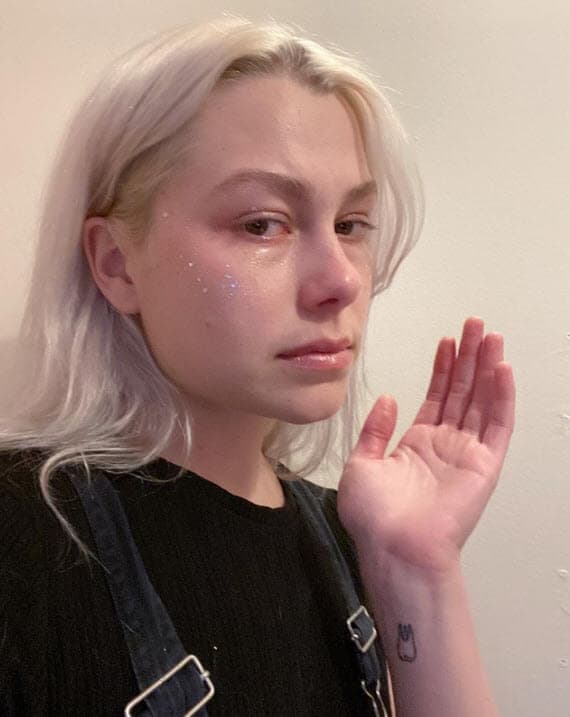 La cantautora estadounidense Phoebe Bridgers es la última en lanzar fuertes acusaciones contra Manson.