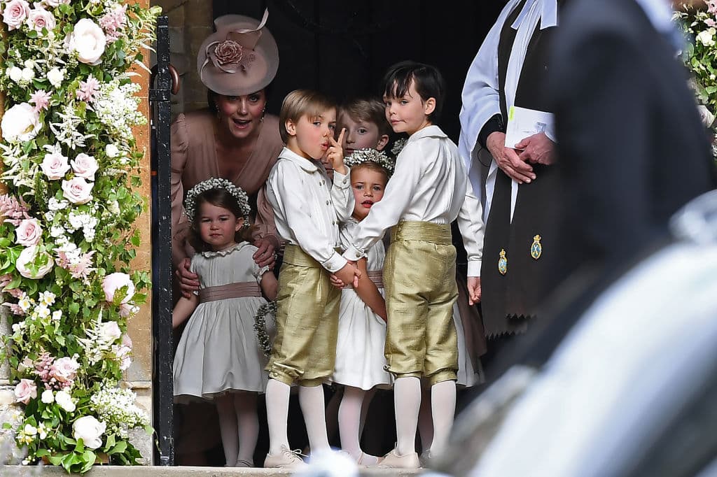 La princesa Charlotte se mostró interesada en los fotógrafos, que no querían perderse ningún detalle.