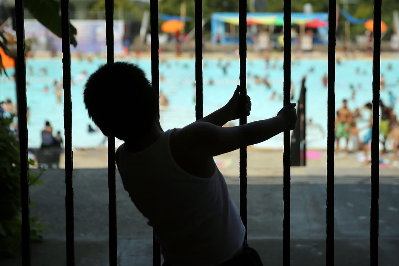 <b>Elige a un vigilante de los menores de edad.</b> Cuando haya varios adultos presentes, elige a uno para que se encargue de vigilar a los niños dentro o cerca del agua durante un tiempo determinado, por ejemplo 15 minutos.
<br>
<br>Transcurridos 15 minutos, elige a otro adulto como vigilante .