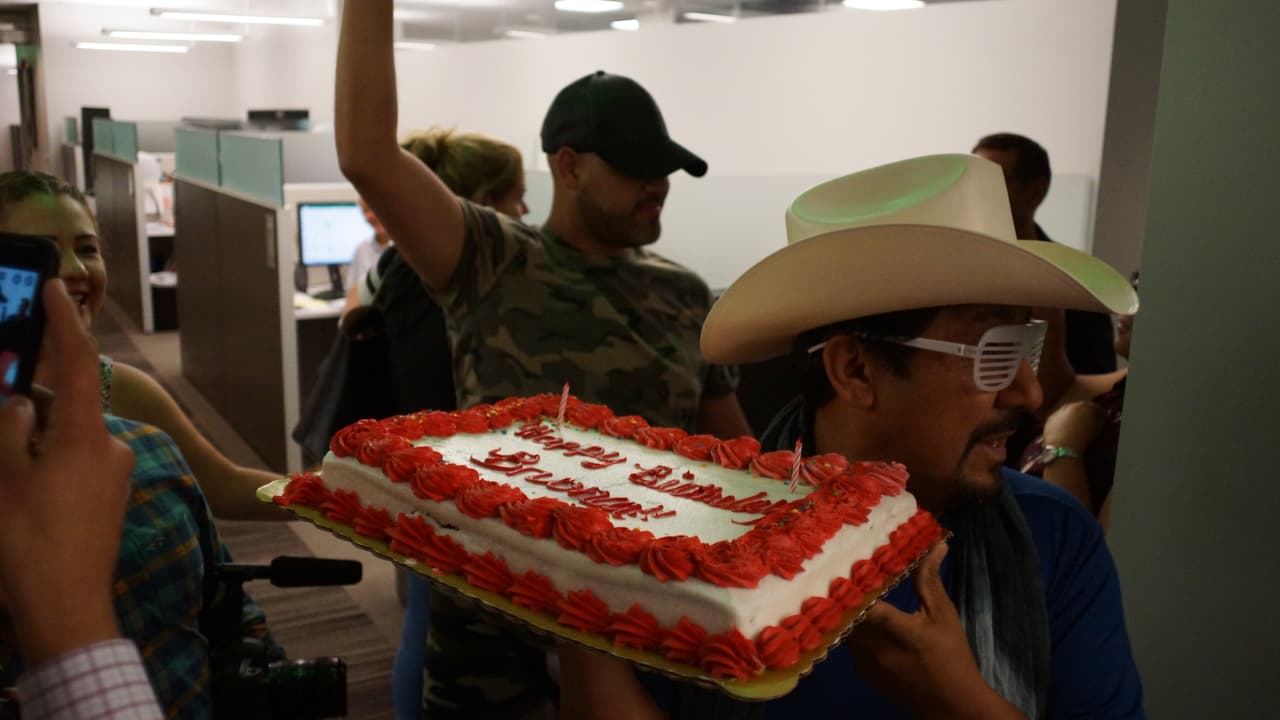 La Bronca cumplió años y se armó una fiesta en la cabina del Free-guey show.