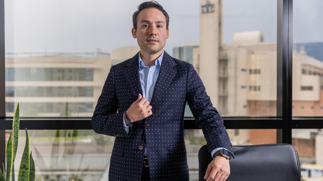 El Dr. Galaso busca redefinir la percepción de la cirugía plástica, enfocándose en su impacto emocional.