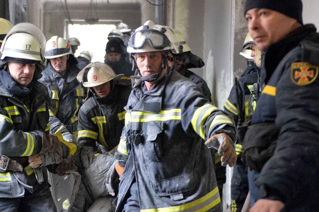 El personal de emergencias traslada una víctima mortal del bombardeo ruso al ayuntamiento de Kharkiv, el 1 de marzo. Según el Servicio Estatal de Emergencia de Ucrania, unos 10 socorristas han muerto en el conflicto y otros 13 han resultado heridos