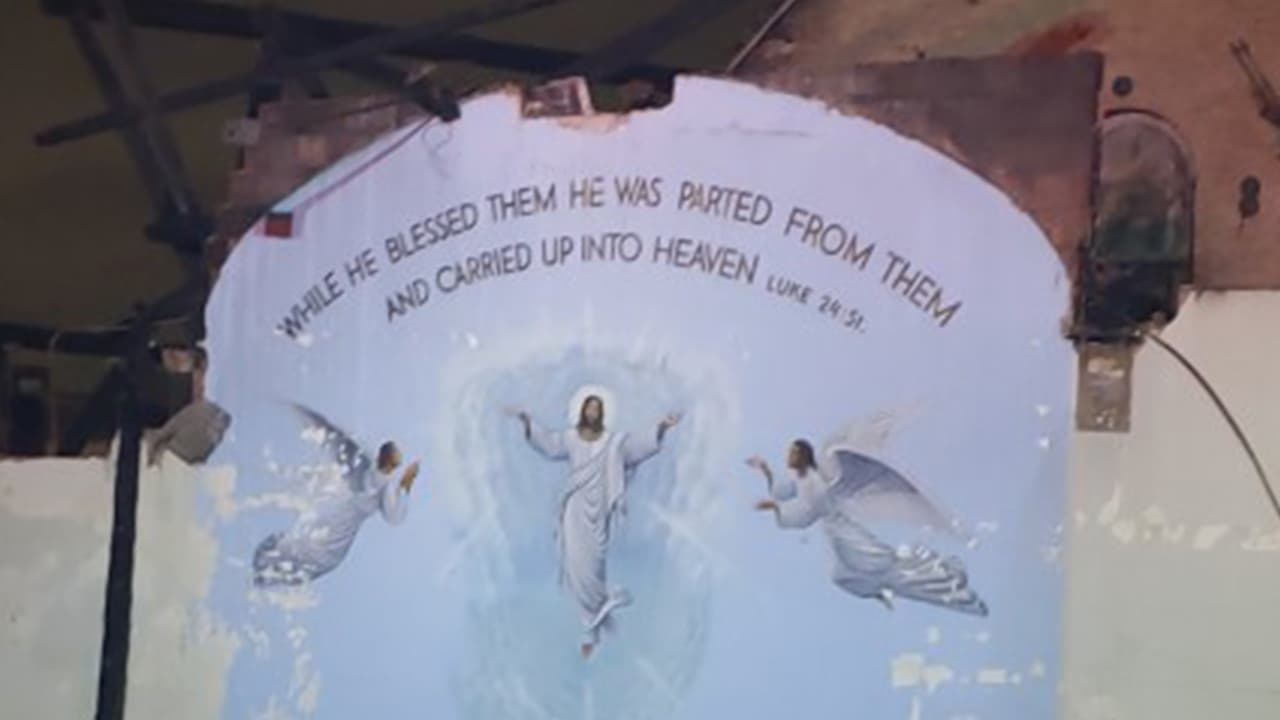"Y aconteció que, bendiciéndolos, se separó de ellos y fue llevado arriba al cielo", 
<b>es la inscripción que acompaña la imagen.</b>