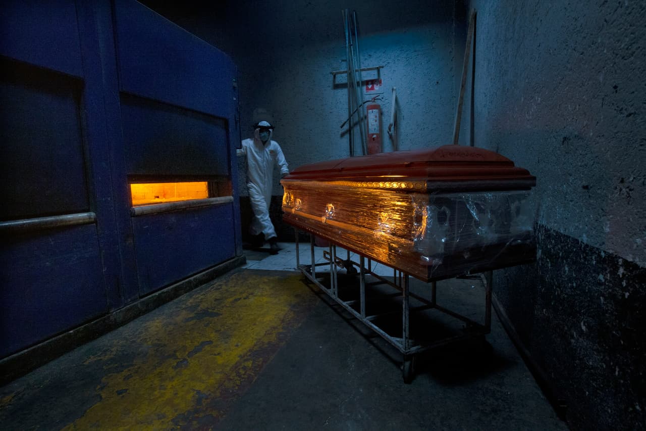 Un empleado prepara un horno crematorio para una víctima de covid-19 en el cementerio San Nicolás Tolentino, en Iztapalapa, Ciudad de México. Sepultureros y empleados de crematorios en México batallan para seguir el ritmo en el momento en que el país registra cada vez más casos de muertes por la pandemia. 
<b><a href="https://www.univision.com/noticias/salud/mapa-actualizado-del-coronavirus-cifras-de-casos-confirmados-y-fallecidos"><u>Vea aquí nuestro mapa </u>actualizado del coronavirus: cifras de casos reportados, fallecidos y recuperados</a></b>