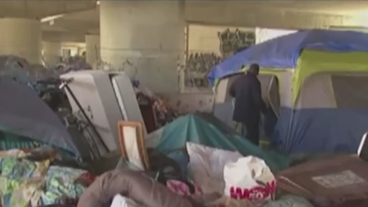 Aumenta el número de personas sin hogar en Los Ángeles: "Hemos visto más familias pidiendo ayuda"