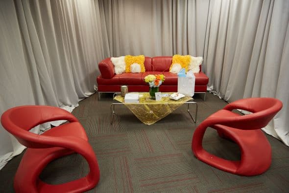 Estos modernos sillones rojos son del camerino de la rockera Alejandra Guzmán.