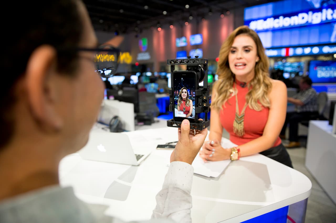 Carolina Sarassa se dirige al público que mira la transmisión del nuevo noticiero por Periscope.