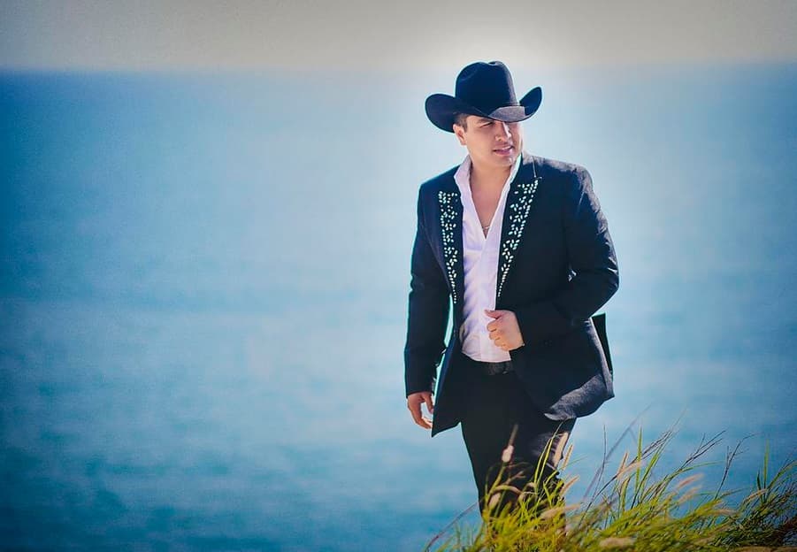 El cantante se puso a la orden para ayudar en lo que pueda a Larry Hernández.