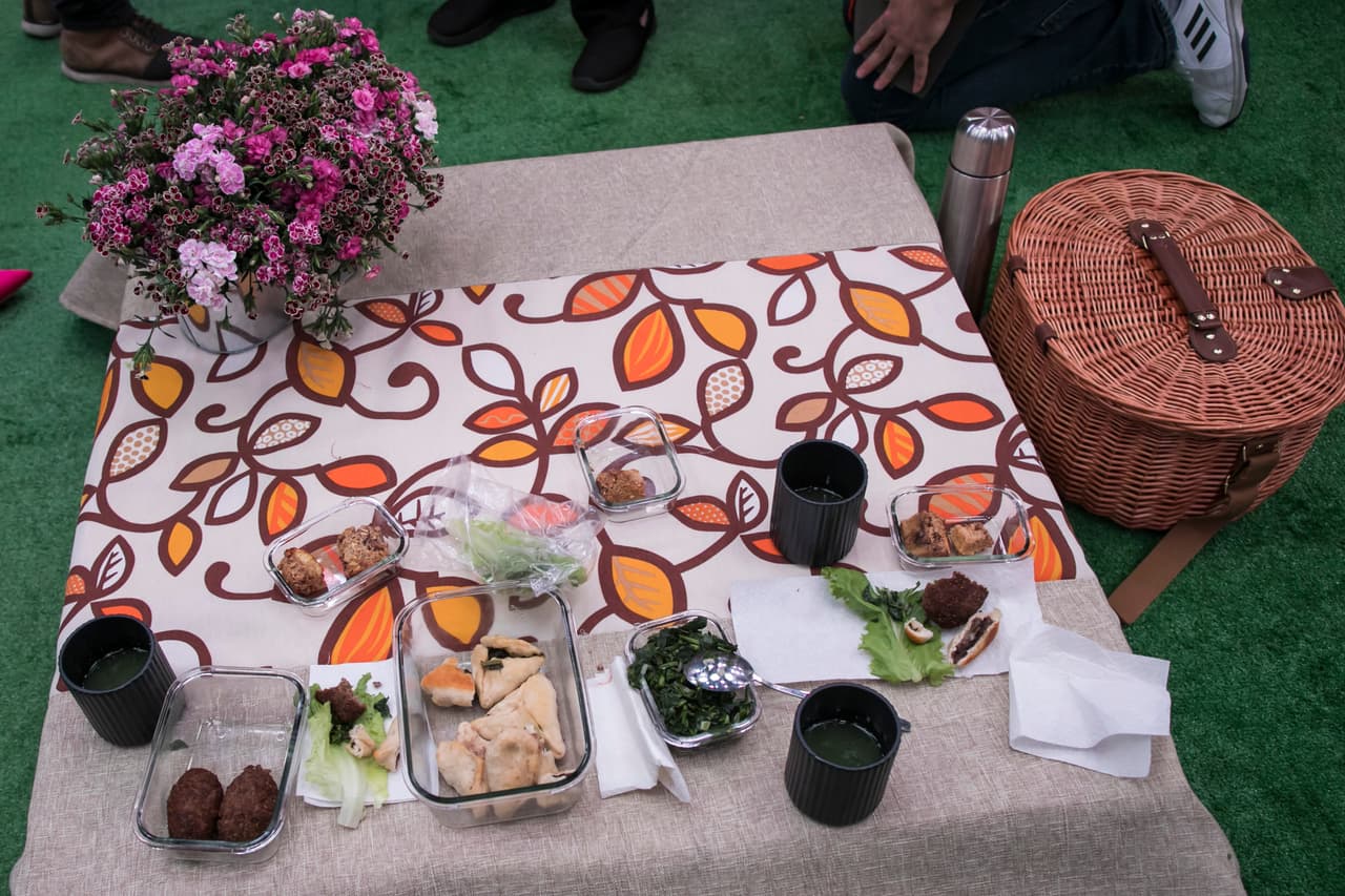 Su menú incluyó: empanadas de espinaca y de frijol con queso, kibbe bola y tabbouleh y cuadritos de dátil con Nuez.