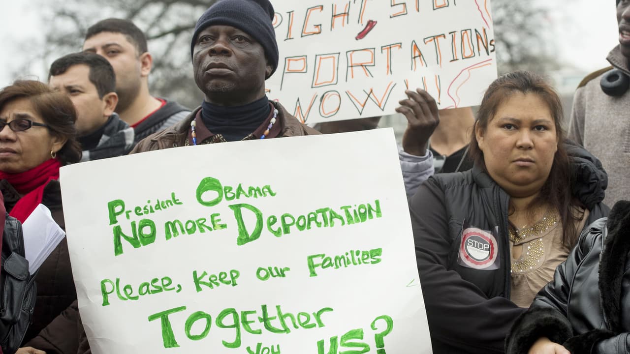 Redadas tienen alto costo político para Obama pero no puede detenerlas