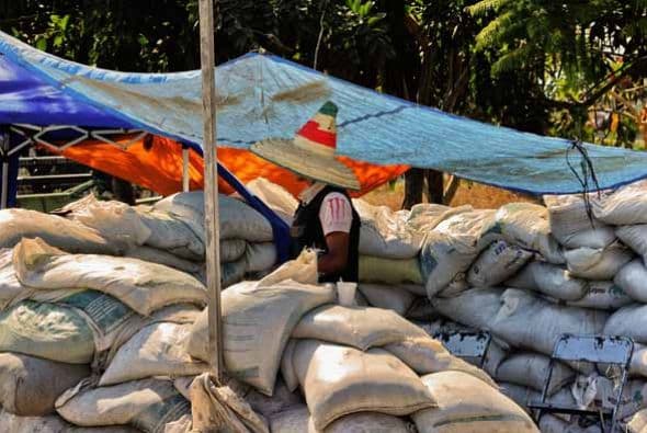 La violencia no da tregua en Michoacán en donde comunidades enteras se han sumado a la lucha. A continuación les presentamos imágenes de los grupos armados de autodefensa en Michoacán conformados por pobladores de la comunidad La Nopalera.