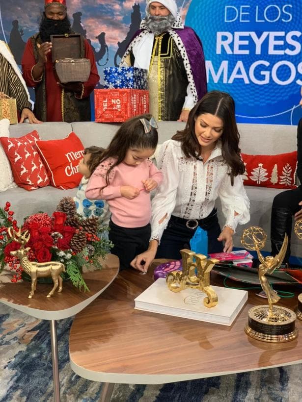 Ese mismo día Giulietta y Gael acompañaron a Ana Patricia al show para promocionar la segunda temporada de Enamorándonos. Los pequeños se llevaron una gran sorpresa cuando vieron a los Reyes Magos con regalos para ellos.