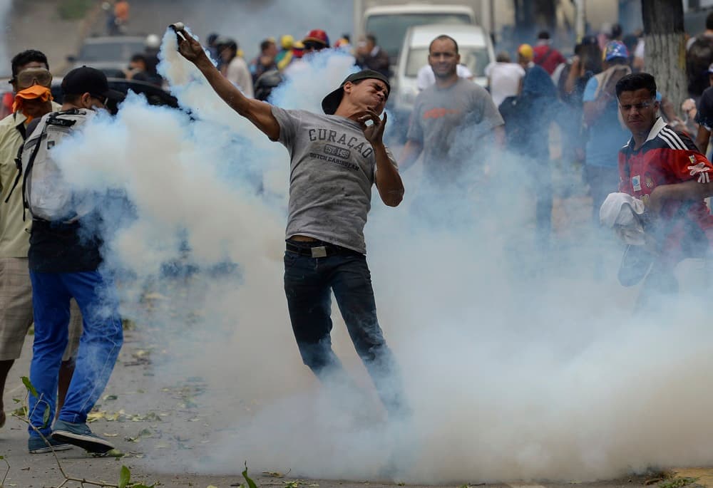 Las fuerzas de seguridad lanzan bombas lacrimógenas contra las marchas opositoras en Venezuela