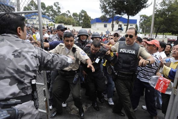 Martínez coincidió con el ministro del Interior, Gustavo Jalk, quien dijo este viernes que había infiltrados en la insubordinación de la víspera, la cual se convirtió en la crisis más grave del gobierno de Correa.