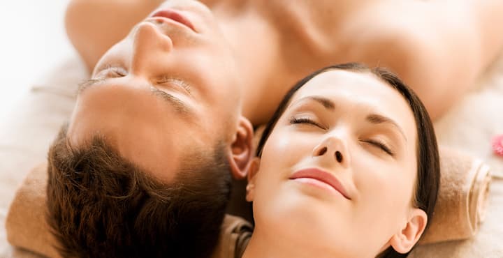 Cada que el aroma entra por nuestra nariz, estimula los nervios olfativos que envían una señal química al cerebro, el cual se encarga de modular las emociones. De esta manera, dependiendo del aceite que inhalemos, será nuestra reacción emocional.