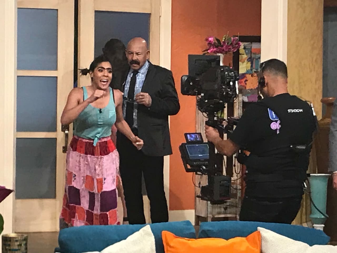 Con gran emoción, Mela la Melaza le dio la bienvenida a Despierta América a Oscar D'León.