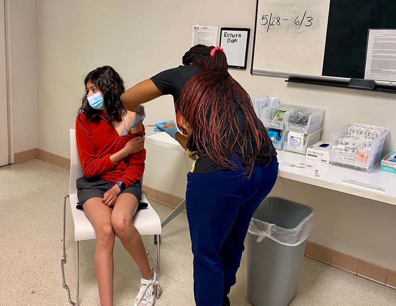 La Escuela de Medicina de Universidad de Chicago vacunó contra el coronavirus a los primeros adolescentes en recibir la inmunnización en Chicago.