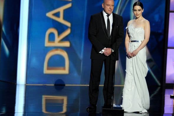 Los trajes que lucieron las damas en los Premios Emy demuestran que el arte de llamar la atención estaba concentrado en llevar y lucir cada pieza, regia, con detalles inesperados, como un toque de color o simplicidad de líneas. Telas suaves o flotantes, colores sosegados o llamativos, diseños sobrios o atrevidos. Míralos todos y ¡copia lo que más te guste!, ahora llega la temporada de fiestas y tú puedes lucir como las estrellas.