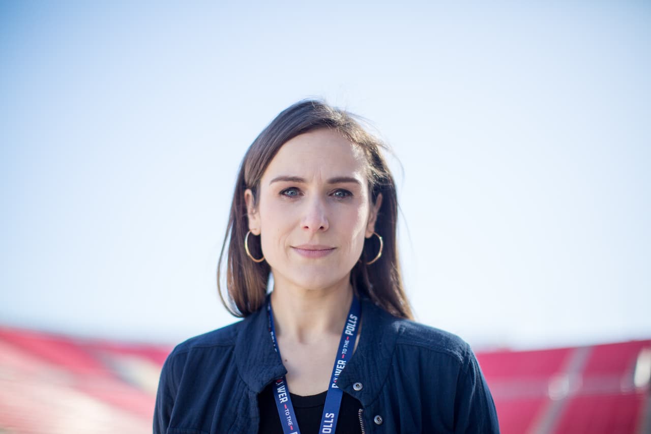 "Quiero que toda esta energía transforme a nuestros líderes electos", dijo Anna Galland de moveon.org.
<b>"Nuestra prioridad número uno para 2018 es terminar con el control republicano del Congreso y apoyar a todos los nuevos candidatos:</b> a gobernadores, a legisladores estatales, estamos ayudando a encaminar toda la energía de este movimiento comunitario en voluntariado para cambiar los resultados de estas elecciones".
<br>