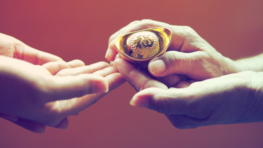 Hay quienes también dan una variante del sobre rojo, como este 'nugget' de oro, una figurina dorada que simboliza felicidad, buena suerte, bendiciones y mucha fortuna durante todo el ciclo.