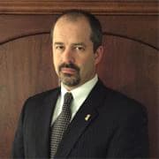 Un policía murió y tres más resultaron heridos en Mississippi