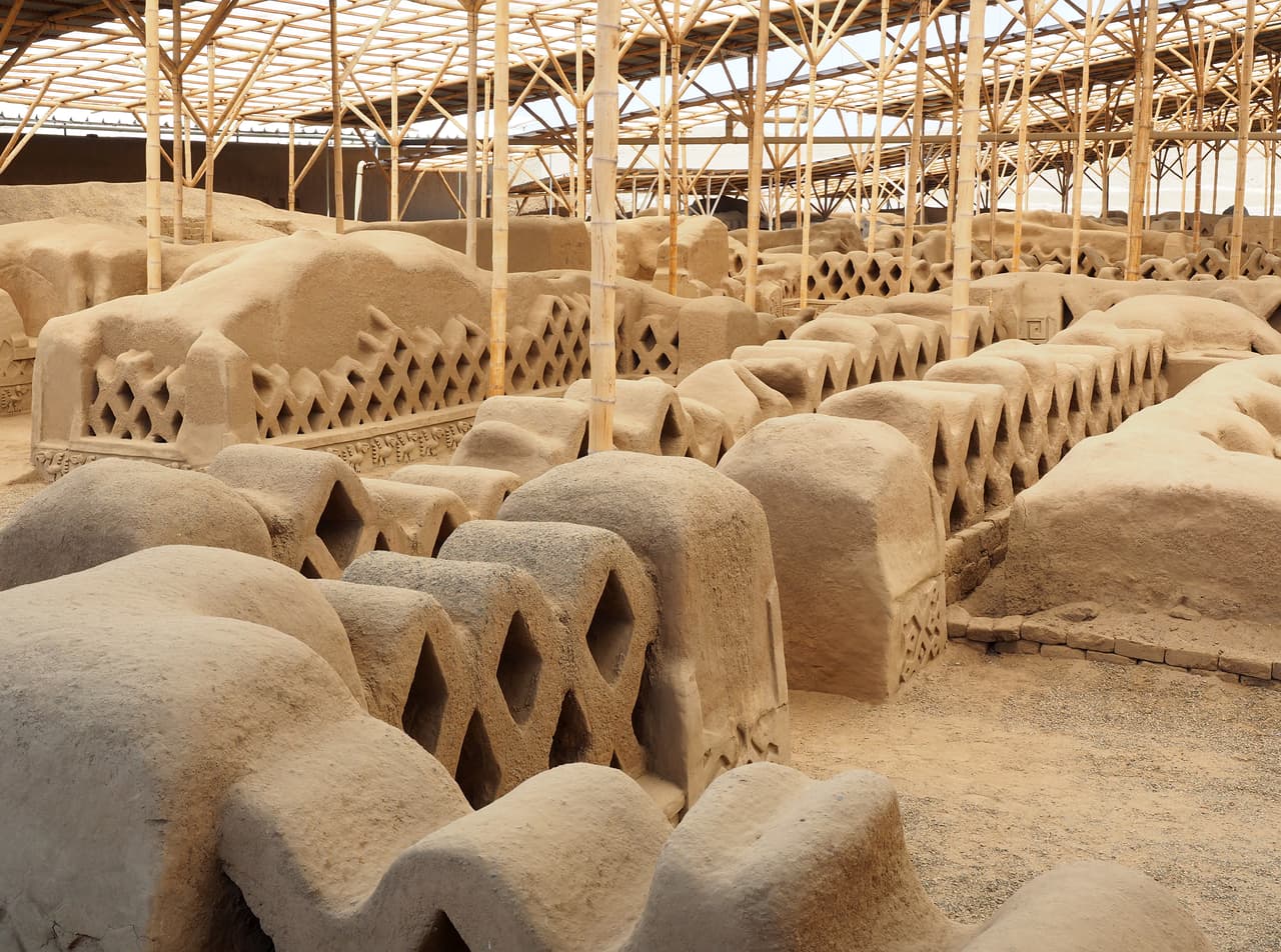 <b>Peru</b>
<br>
<br>
<b>Zona arqueológica de Chan Chan.</b>
<br>
<br>“Problemas de larga data como la tenencia de la tierra, la reubicación de colonos ilegales, el cese de las prácticas agrícolas ilegales y la aplicación de las medidas reglamentarias, aún no se han resuelto de manera efectiva para garantizar la protección total de este patrimonio”, 
<a href="https://whc.unesco.org/en/list/366"><u>asegura la UNESCO</u></a>.